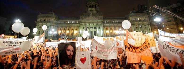 Imagem de 2016 mostra grupos católicos contra o casamento gay em frente ao prédio do Congresso, em Buenos Aires