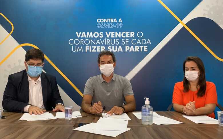 Secretário de Saúde José Mauro, Marquinhos Trad e vice-prefeita Adriane Lopes