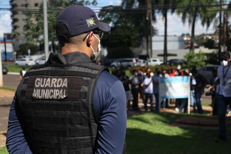 Manifestantes em frente a prefeitura de Campo Grande