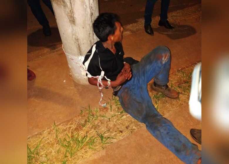 Populares amarraram os autores em postes de luz