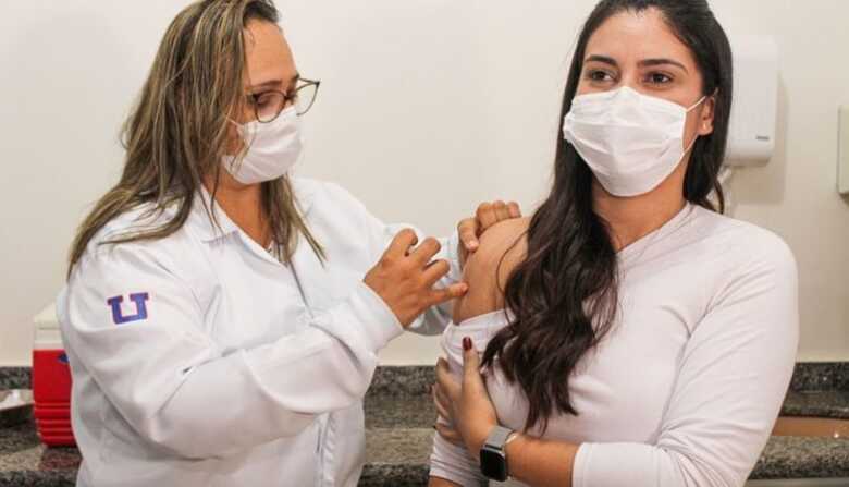 A gerente de saúde, Indiara Dantas tomou a vacina no começo de janeiro