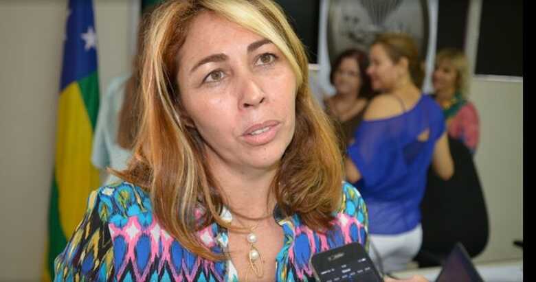 Izabel Lima Pessoa, pede demissão do MEC