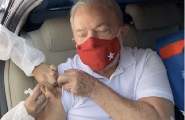 Lula é vacinado contra a Covid-19