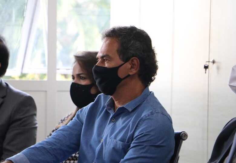 O prefeito Marquinhos Trad durante reuni&atilde;o na prefeitura