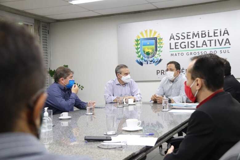 Deputados Paulo Corr&ecirc;a e Marcio Fernandes durante reuni&atilde;o com representantes de Coxim