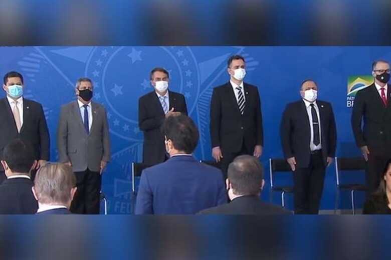 Bolsonaro amplia compra de vacinas pelo governo e setor privado