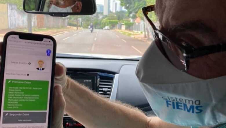 Paulo Corrêa toma primeira dose de vacina contra covid-19