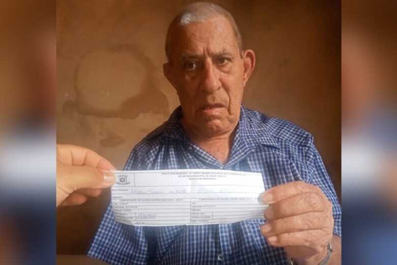 De acordo com o comprovante de vacinação, seu Abdias tomaria a segunda dose nesta terça-feira (14)