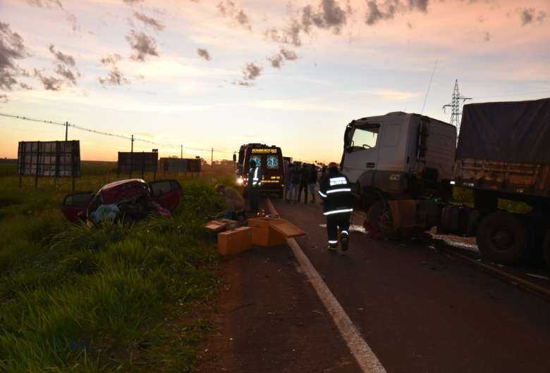 Jovem de 19 anos morre durante colisão contra carreta