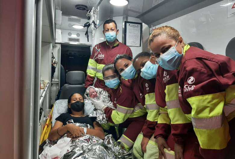 Mãe, filha e equipe da CCR após realização do parto na BR-163