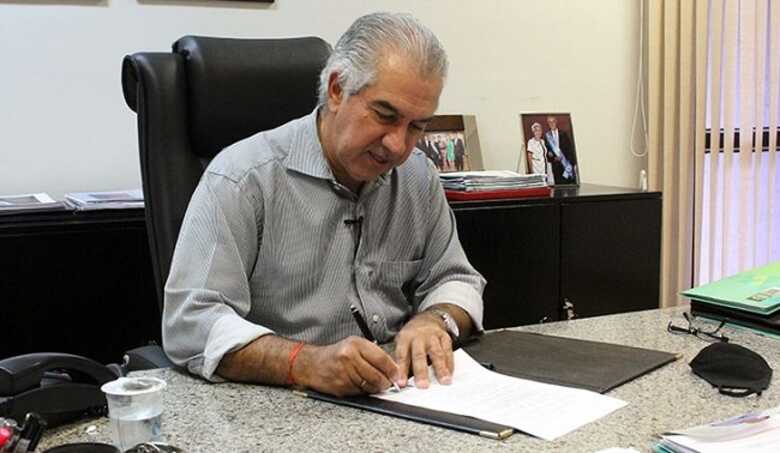 Governador assinou o documento nesta segunda-feira