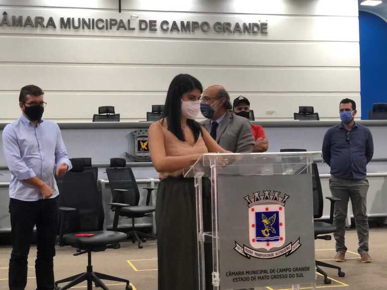 O deputado Pedro Kemp e a vereadora Camila Jara com autoridades durante assinatura da carta
