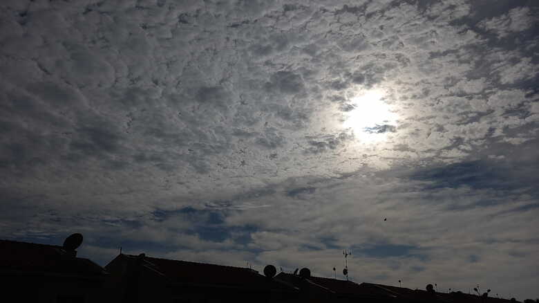 Manh&atilde; de sol entre nuvens