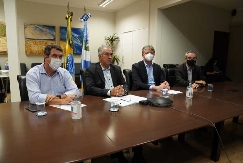 O secretário Eduardo Riedel, o governador Reinaldo Azambuja, o secretário Jaime Verruck e o presidente da Assembleia, Paulo Corrêa