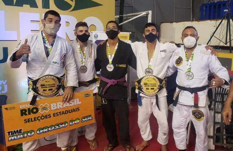 Matheus Godoy (medalhista de ouro), Jo&atilde;o Vitor Vieira Arias (faixa-marro), Pedro Mateus Rojas Pereira (faixa-roxa), Pedro Henrique Moura &Aacute;vila (faixa-azul) e Bruno de Lima Bezerra (faixa-preta)
