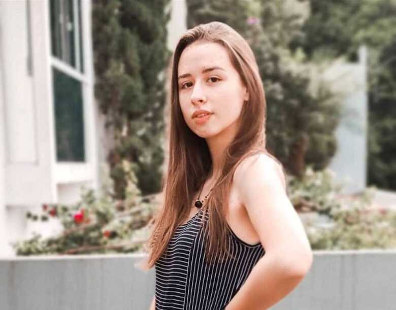 Mirla Renner, 20 anos, chegou a ser socorrida e n&atilde;o resistiu aos ferimentos