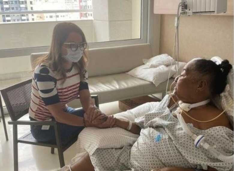 Primeira-dama de MT Virg&iacute;nia Mendes com a m&atilde;e, Euridice Gomes