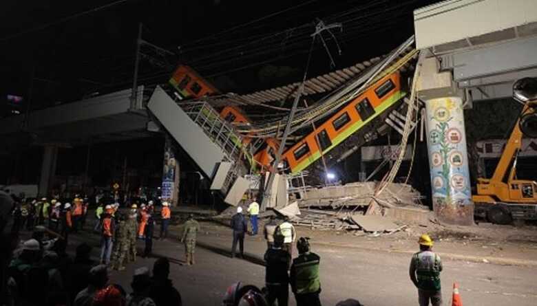 Vista aérea da cena após o trecho da linha de metrô desabar na Cidade do México