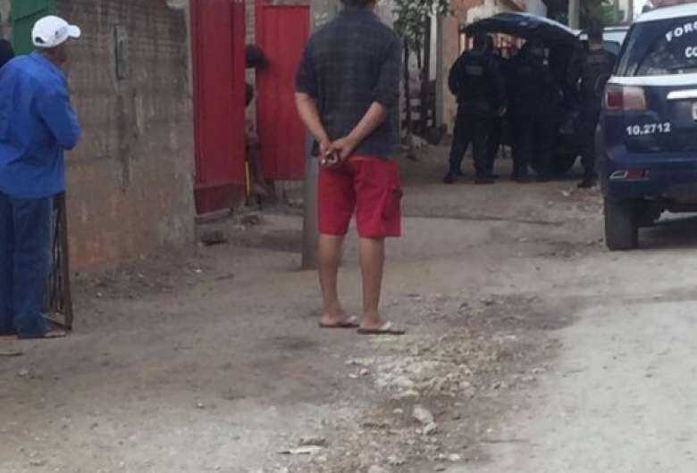 Populares observam ação da polícia durante a ocorrência no bairro