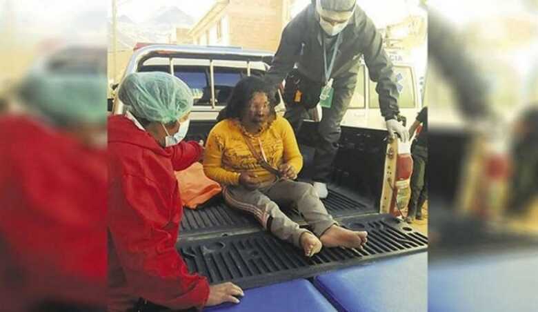 Mulher foi resgatada com vida pelos policiais, mas sofreu queimaduras e foi linchada