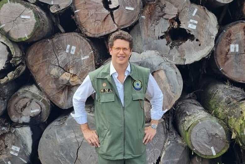 Ministro Ricardo Salles posa em frente a madeira apreendida, em 1º de abril, no Pará
