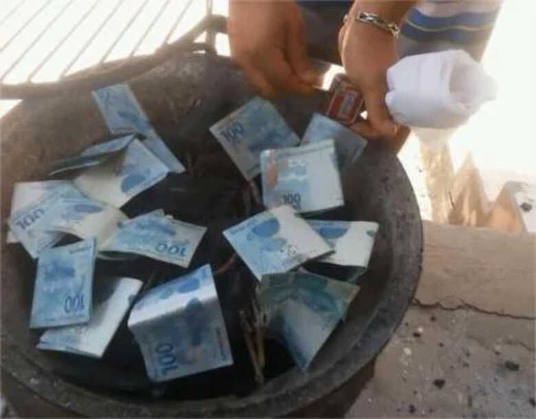 Eles foram presos durante a operação Hot Money, deflagrada na quinta pela PF