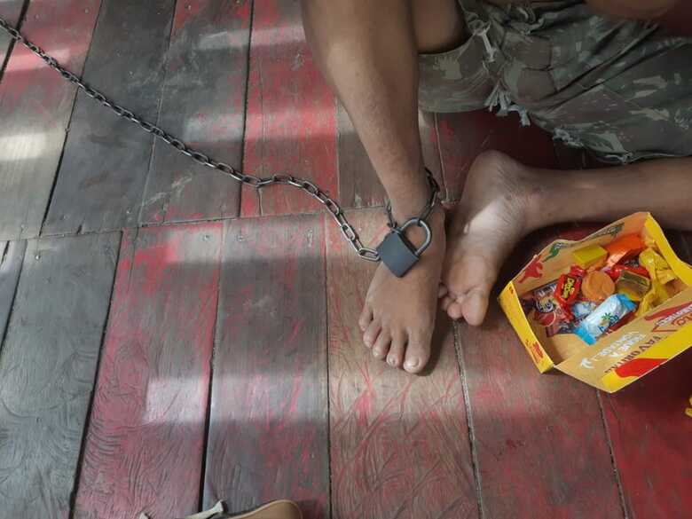 Em momentos de crise o rapaz &eacute; acorrentado pela m&atilde;e