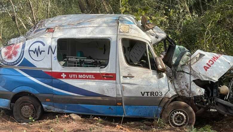 Ambul&acirc;ncia de Aquidauana capota na BR-262