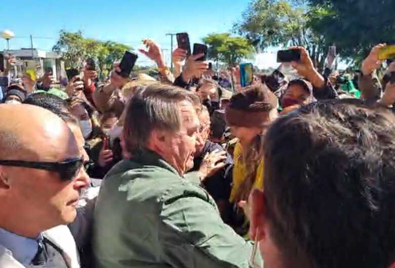 A multid&atilde;o recebeu o presidente com gritos de "mito"