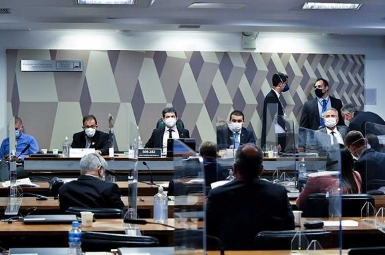 Luis Ricardo Miranda (2º à esq.), Randolfe Rodrigues, vice-presidente da CPI, deputado Luis Miranda e Renan Calheiros, relator