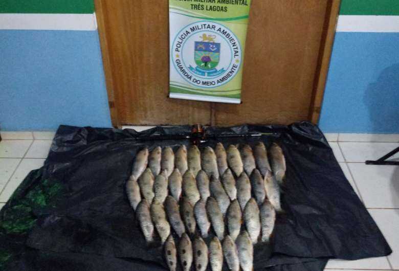 Ele estava com 37 exemplares de peixes das espécies Piapara e Piau, totalizando 26 kg