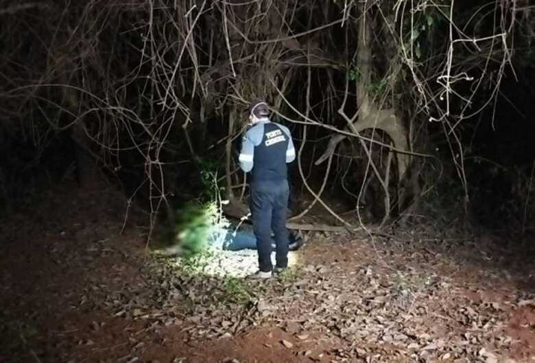 Ela foi encontrada dentro da mata com um tiro na cabeça