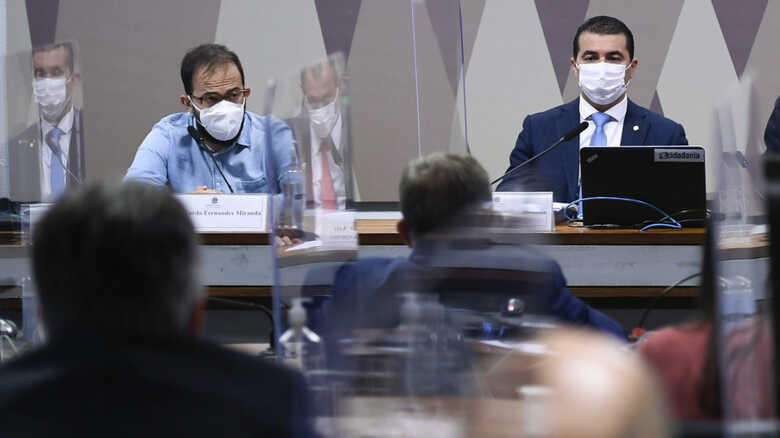 O servidor Lu&iacute;s Ricardo Miranda e o deputado Lu&iacute;s Miranda (DEM-DF) em depoimento na CPI da Covid