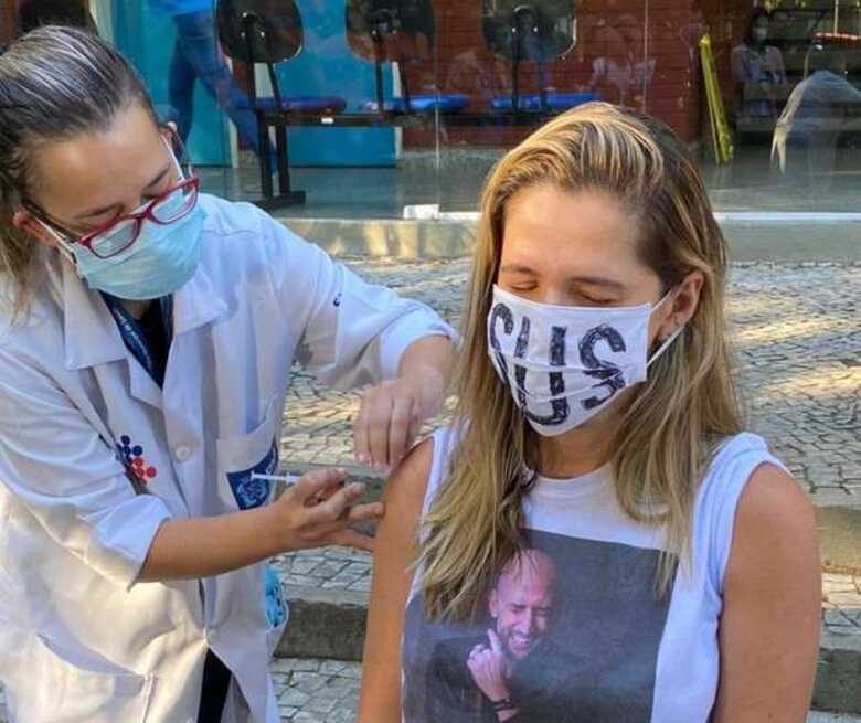 Atriz estava com uma máscara escrita SUS para mostrar seu apoio ao Sistema Único de Saúde