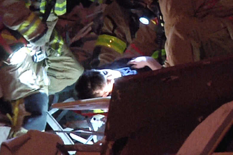 O menino foi encontrado por um civil que passava pelo local e ouviu os gritos de socorro