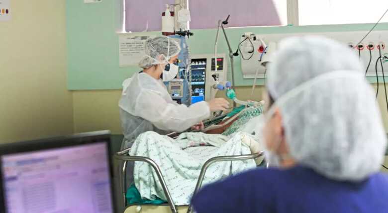 Profissionais em atendimento na UTI do Hospital regional de Campo Grande