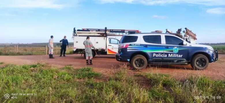 Carro da Energia e viatura da PM no local onde funcion&aacute;rios foram atacados