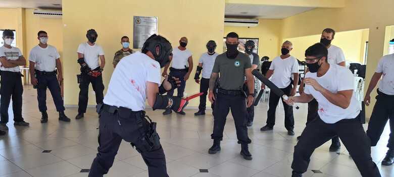 O objetivo &eacute; desenvolver habilidades motoras em situa&ccedil;&otilde;es de dom&iacute;nio e submiss&atilde;o de pessoas