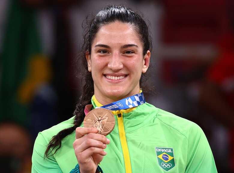 Mayra Aguiar exibe a medalha de bronze conquistada na categoria até 78kg 