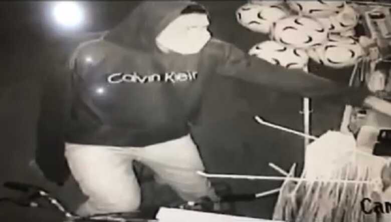 Rapaz é preso após ser reconhecido pela roupa usada durante assalto