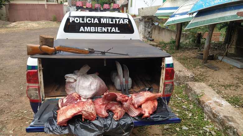 Pelo crime ambiental de caça e posse ilegal de arma, cada um foi multado em R$ 10.500