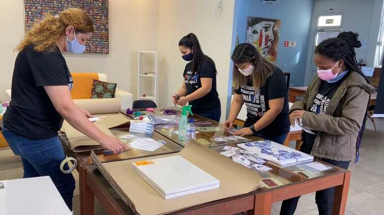 Equipe da FMB montando os kits para o 2&ordm; Concurso de Pintura