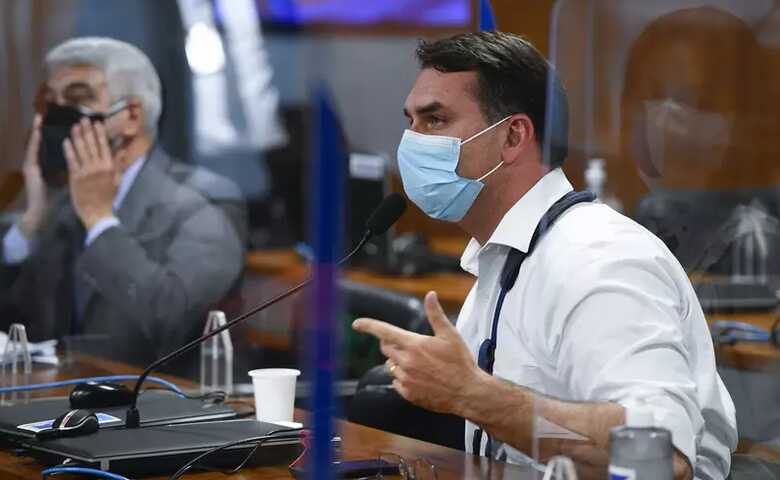 Flávio Bolsonaro durante sessão na CPI da Pandemia