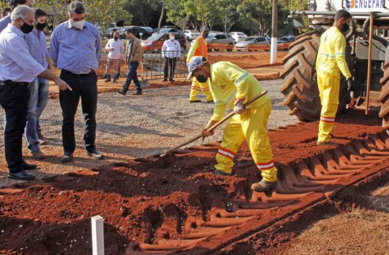 Reinaldo Azambuja e Eduardo Riedel vistoriaram obras no Parque das Nações