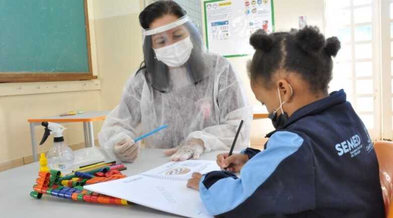 Os profissionais de educa&ccedil;&atilde;o passaram por uma semana de treinamento para receber os alunos