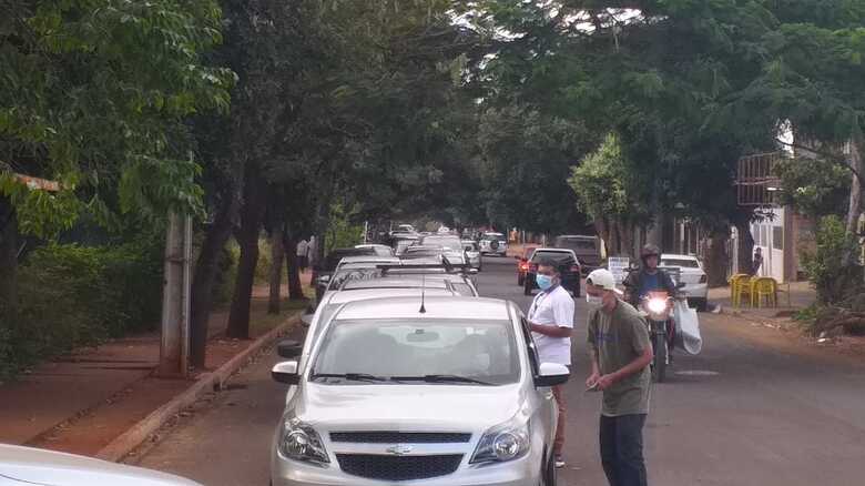 Fila de carros no Drive-Thru do Parque Ayrton Senna