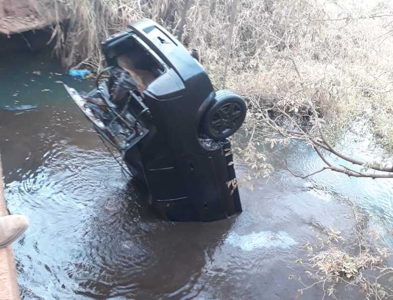 Carro foi retirado com aux&iacute;lio de um guincho