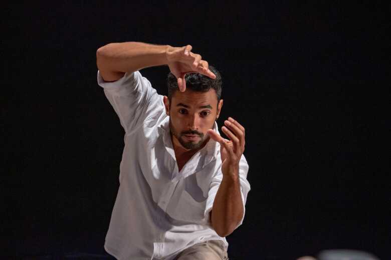 A  &acute;Temporada Quanto Custa?&acute;, da Cia Dan&ccedil;urbana, traz a apresenta&ccedil;&atilde;o do solo &acute;Sob Controle&acute;, com o artista da dan&ccedil;a Adailson Dagher