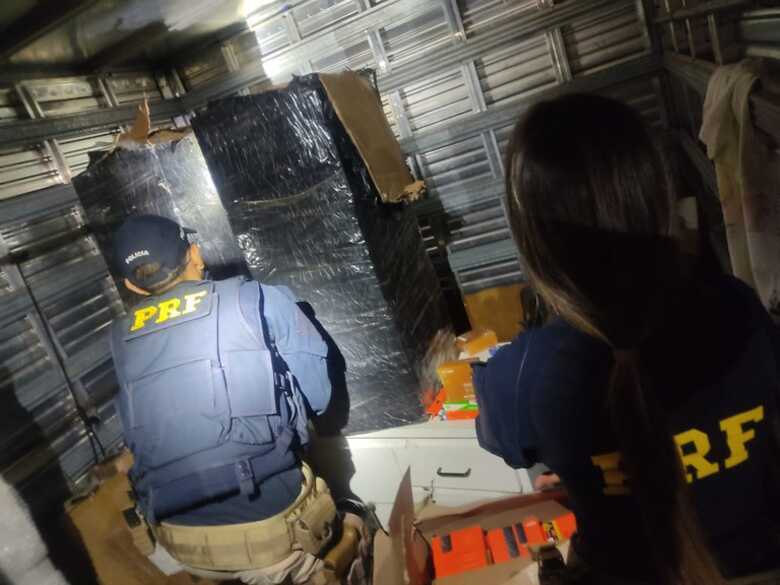 O envolvido foi encaminhado para a Delegacia de Polícia Federal em Três Lagoas/MS, juntamente com o veículo, e eletrônicos