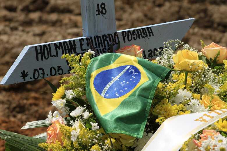 Bandeira do Brasil sobre um túmulo no cemitério